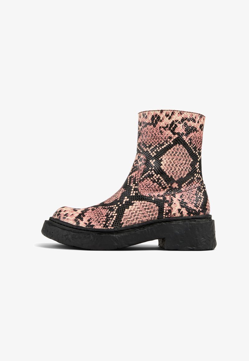 Botas de tobillo con estampado de serpiente en rosa y negro, con una suela negra gruesa y un acabado texturizado. Presentan una punta redondeada y un diseño sin costuras.