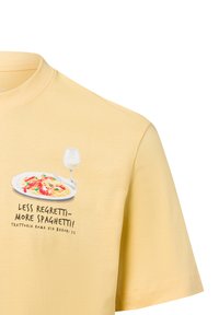 Gelbes Baumwoll-T-Shirt mit einem Grafikdesign von Spaghetti auf einem Teller und einem Glas Wein, akzentuiert mit dem Text "Weniger Bedauern – Mehr Spaghetti!"