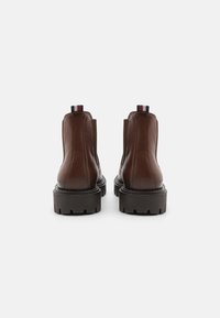 Tommy Hilfiger PREMIUM CASUAL CHUNKY - Klassiset nilkkurit - winter cognac