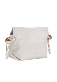 Bolso de mano de cuero blanco con forma estructurada, con detalles de herrajes en tono dorado y correas laterales ajustables. Logo estampado en la parte frontal.