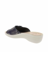 Sandalia azul marino de tipo slip-on con parte superior texturizada, suela blanca acolchada y tacón bajo. Presenta una puntera redonda y un forro interior suave.