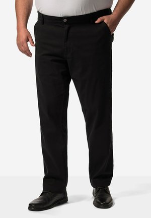 Schwarze Hosen mit geradem Schnitt, aus glattem Stoff. Verfügt über vordere Taschen, einen Gürtelriegel und einen einfachen Knopfverschluss. Getragen mit schwarzen Schuhen.