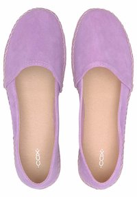 Zapatos espadrilles de ante púrpura con punta redondeada y lados elásticos, que cuentan con una plantilla de color beige claro y costuras decorativas a lo largo de los bordes.