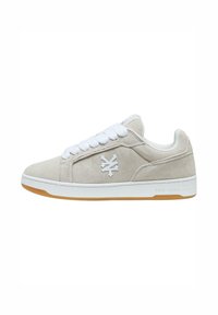 Suede sneakers in light gray with white laces. Features a textured finish, a logo on the side, and a gum rubber sole.