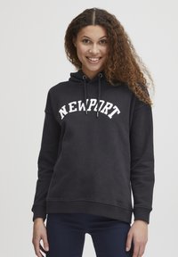 Felpa nera realizzata in materiale morbido, con tasca a marsupio, cappuccio con cordoncino e scritta "NEWPORT" bianca sul davanti.