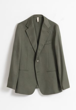 Blazer de un solo botón en verde oliva con solapas con muesca, dos bolsillos frontales con abertura y un bolsillo en el pecho, mostrado plano sobre fondo blanco.