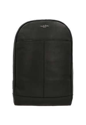 Czarny skórzany plecak o gładkiej fakturze, z przednią kieszenią i małym srebrnym logo "Guatti Leder studio" u góry na środku.