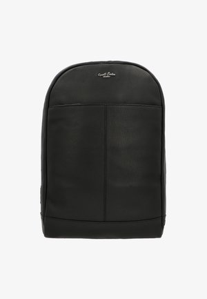 Sort læderrygsæk med glat tekstur, frontlomme og lille sølvfarvet "Guatti Leder studio"-logo øverst i midten.