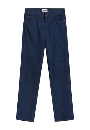 Pantalones vaqueros de mezclilla azul oscuro con corte recto, diseño de cinco bolsillos y costuras naranjas en contraste. Presenta un cierre de botón y trabillas para el cinturón.