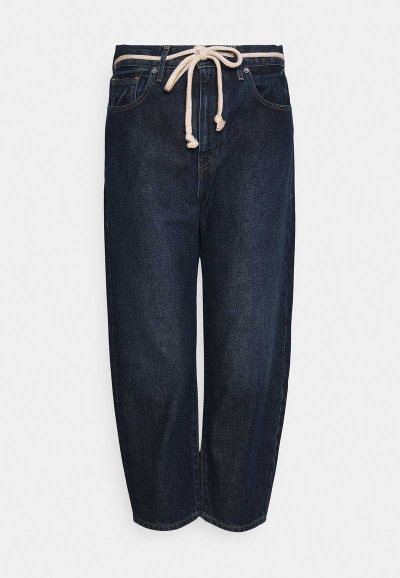 Dunkelblaue Denim-Hosen mit lockerer Passform, ausgestattet mit einer geflochtenen beigen Kordelzug-Schließe in der Taille und einem klassischen Fünf-Taschen-Design.