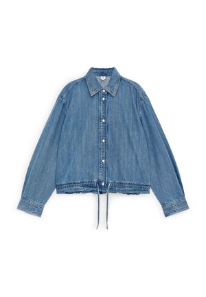 Niebieska kurtka dżinsowa na zatrzaski z długimi rękawami, ostrym kołnierzem i regulowanym sznurkiem w dolnym obszyciu, rozłożona na płasko na białym tle.