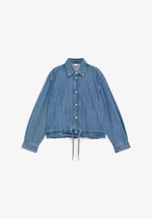 Niebieska kurtka dżinsowa na zatrzaski z długimi rękawami, ostrym kołnierzem i regulowanym sznurkiem w dolnym obszyciu, rozłożona na płasko na białym tle.