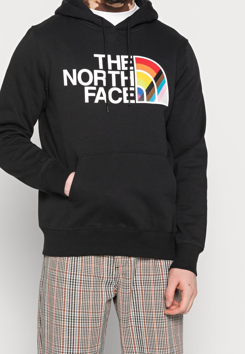 Felpa nera in cotone con una grafica arcobaleno multicolore e il testo "THE NORTH FACE" sul davanti; tasca a marsupio e cappuccio con cordino.