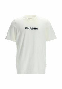 Weißes Baumwoll-T-Shirt mit rundem Ausschnitt und kurzen Ärmeln. Auf der Vorderseite steht "CHASIN'" in dunkelblauen Buchstaben. Einfaches und klassisches Design.