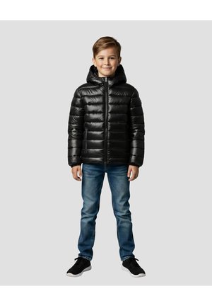 Sort dunjakke med vandrette lommer, hætte og lynlås foran. Bæres med blå jeans og sorte sneakers. Simpelt, funktionelt design.