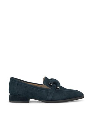 Mocassini in suede blu navy con tacco basso, caratterizzati da un accento decorativo a fiocco e un design a punta. Texture liscia con dettagli di cucitura minimi.