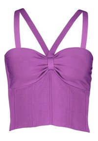 Haut court violet avec de larges bretelles, en tissu texturé, et un détail de nœud central. Le design présente un corsage ajusté avec des côtes verticales.