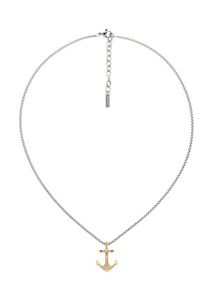 Collana a catena in argento con ciondolo a forma di ancora in oro decorato con piccole pietre trasparenti e chiusura regolabile.