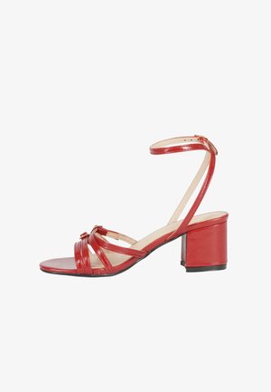 Sandal in pelle verniciata rossa con più cinturini, cinturino alla caviglia e tacco quadrato chunky. La suola è nera con una finitura liscia.