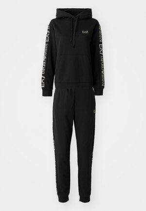 Survêtement noir comprenant un sweat à capuche avec poche avant et manches marquées, associé à un pantalon de jogging cintré assorti. Tissu doux, design minimaliste.