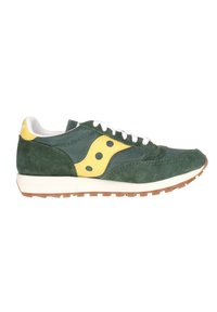 Sneaker verde in suede e mesh con un dettaglio giallo a motivo perforato, lacci bianchi e suola in gomma marrone.