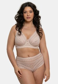 Bralette en dentelle beige et culottes taille haute présentant un motif géométrique, des bords en feston et un petit nœud à l'avant.