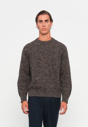 Zwarte gebreide trui met een structuurpatroon, met een ronde halslijn en lange mouwen. Draag het met donkere broek tegen een effen achtergrond.
