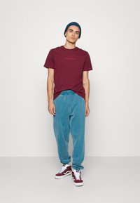 Only & Sons ONSOTTO LIFE TEE - T-shirt estampada - windsor wine