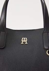 Tommy Hilfiger DISTINCT MINI TOTE - Sac bandoulière - black