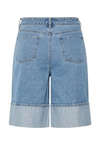 Calções de ganga azul claro com bainha dobrada, apresentando dois bolsos traseiros e uma cintura standard. Textura suave com detalhes de costura mínimos.