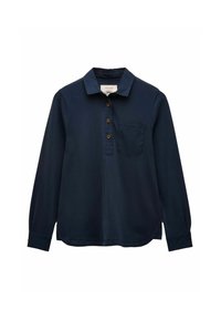 Navyblaues Langarm-Polohemd mit Kragen, drei braunen Knöpfen und einer Brusttasche, flach auf einem weißen Hintergrund ausgelegt.