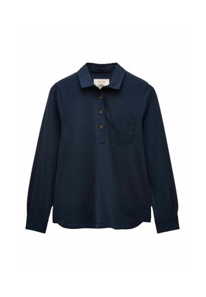 Jūras zila garām piedurknēm polo krekliņš ar apkakli, trim brūniem pogām un krūšu kabatu, izklāts uz baltas fona.