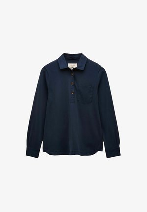 Granatowa koszula polo z długim rękawem, z kołnierzykiem, trzema brązowymi guzikami i kieszenią na piersi, ułożona płasko na białym tle.