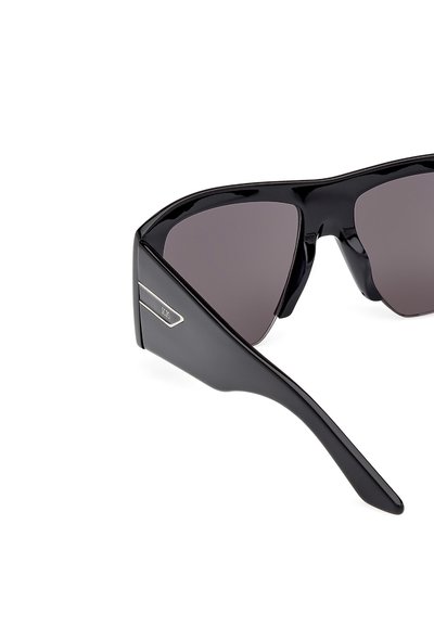 Ochelari de soare negri cu un design elegant, având lentile gri, rame din plastic și un detaliu argintiu pe lateral pentru un plus de stil.