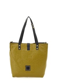 Borsa a tracolla gialla senape lucida con finitura testurizzata, manici in pelle nera e un accento quadrato nero con dettagli a borchie sul davanti.