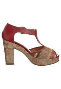 Czerwone skórzane buty na wysokim obcasie z paskiem w kształcie T, z plecionym, wielokolorowym materiałem w przedniej części i teksturowaną korkową platformą. Z tyłu zamknięte z regulowanym paskiem.