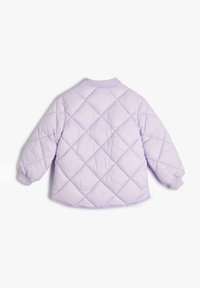 Lilla quiltet jakke med ribbet krave og manchetter. Har et diamantmønster og en løs pasform. Designet til varme og komfort.