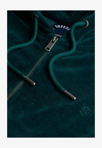 Seleccionado, dark pine green