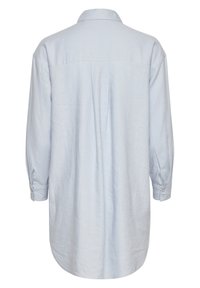 Chemise bleu clair à manches longues en tissu doux, avec un col, des poignets boutonnés et une coupe décontractée, présentant un détail de couture au centre du dos.