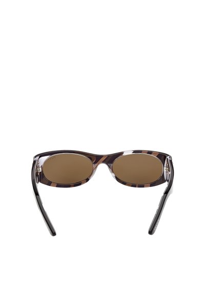 Sluneční brýle s kostěným rámem ve vzoru želvoviny, hnědými tónovanými skly a černými stranami. Oválný tvar se jemným detailem na spáncích.