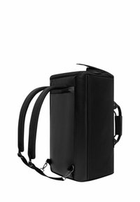 Sac à dos en cuir noir avec une surface lisse et texturée, de forme rectangulaire, deux bretelles et des poignées supérieures pour le transport.