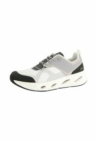 Lehká sportovní obuv v bílé, šedé a černé barvě. Má síťovinový svršek, zaoblenou špičku, polstrovanou podrážku a dekorativní šněrování.