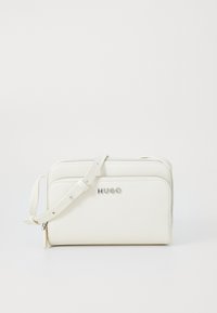 Witte leren crossbody tas met een ritsluiting, zilverkleurig logo en verstelbare schouderriem. Gestructureerd oppervlak en minimalistisch ontwerp.
