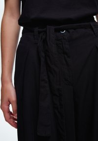 adL BELTED WAIST - Kalhoty - black