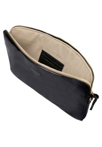 Sort læder clutch taske med en gylden lynlås, med en beige inderside og en lomme til kreditkort. Glat tekstur, minimalistisk design.