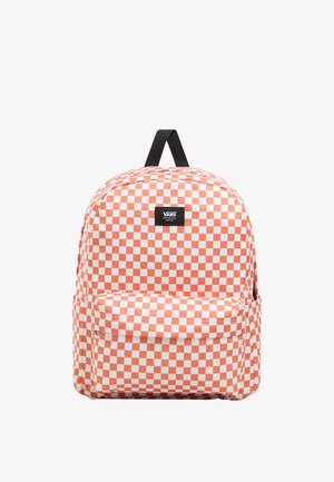 Zaino a scacchi arancione e bianco con una tasca frontale, spallacci neri regolabili e una patch del logo Vans sul davanti. Materiale in tessuto resistente.
