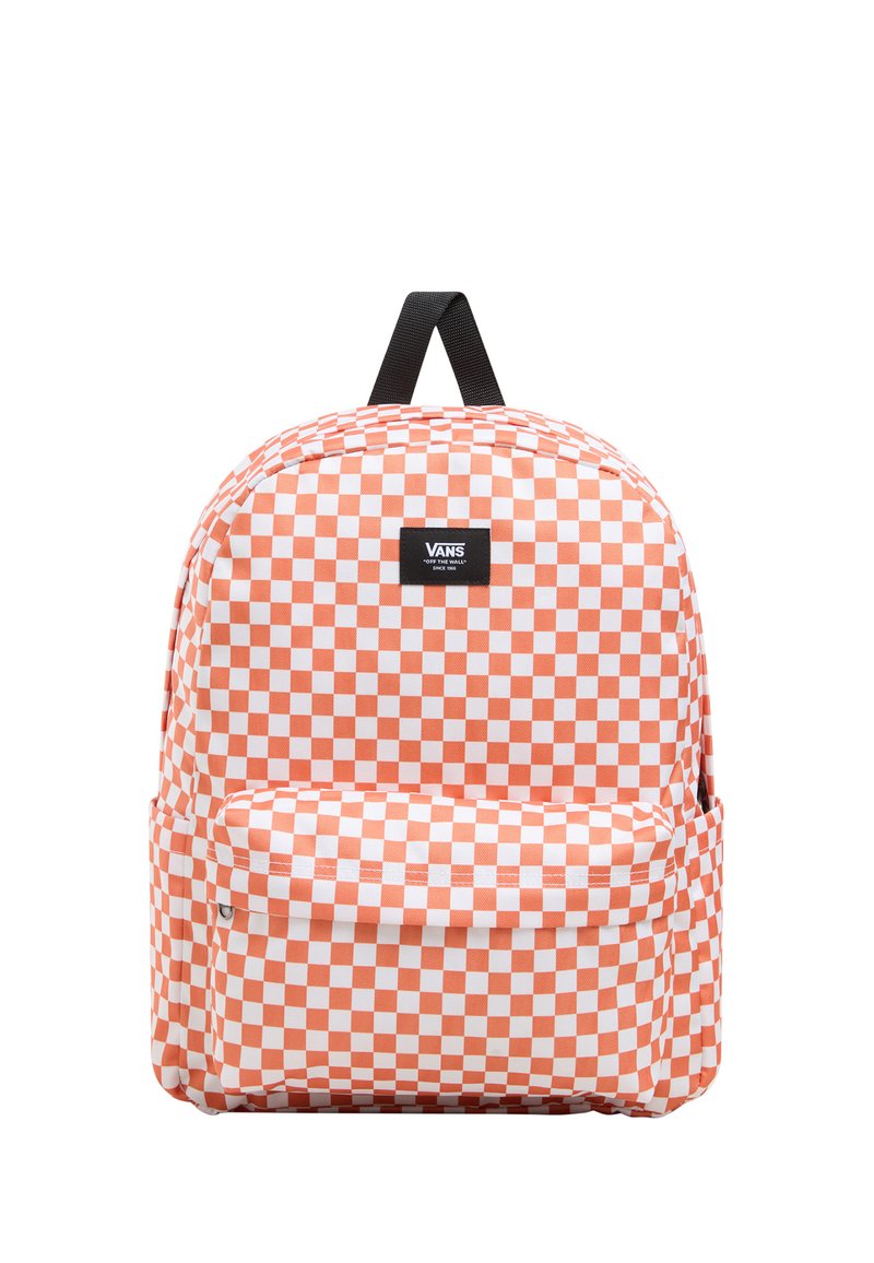 Sac à dos à carreaux orange et blanc avec une poche avant, des bretelles noires réglables et un patch logo Vans sur le devant. Matériau en tissu durable.