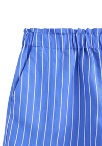 Tessuto blu a righe con linee verticali bianche, dotato di una vita elasticizzata e tasche laterali. Texture liscia, design leggero.
