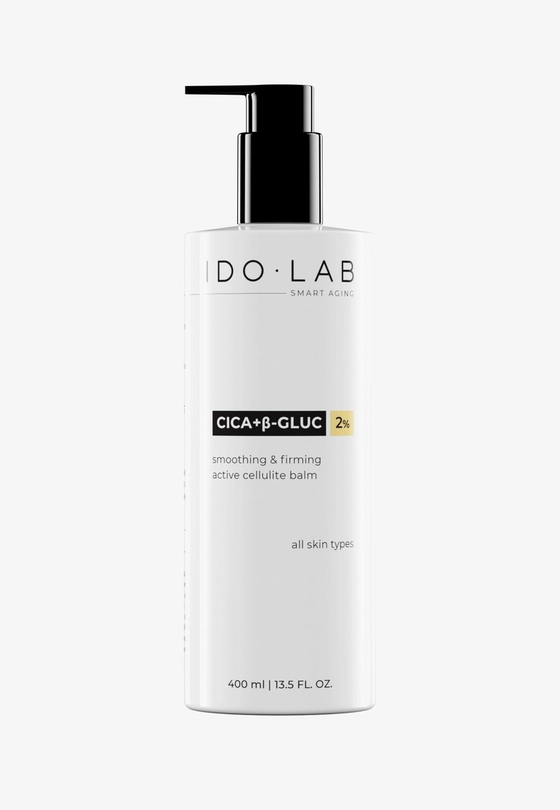 Weißer Kunststoff-Pumpflasche mit der Aufschrift "IDO LAB SMART AGING CICA+β-GLUC 2% glättender & straffender aktiver Cellulite-Balsam", 400 ml Größe. Schwarzer Pumpenkopf.