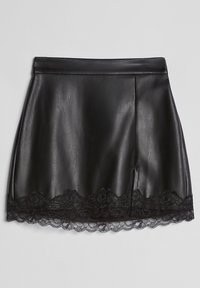 Svart fusk-läderkjol med en figurnära design, som har en spetsdetalj längs fållen och en diskret sprund på ena sidan.